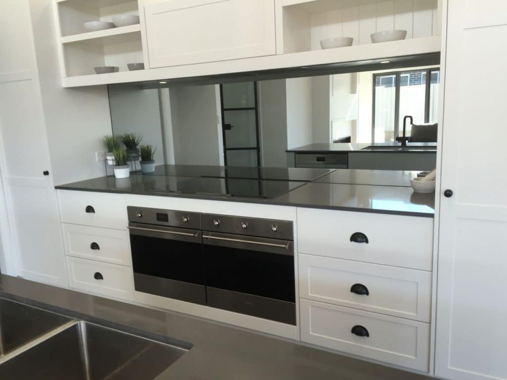 beautiful-mirrored-backsplash-in-a-neutral-kitchen-small-kitchen-tricks-enlargening-the-room