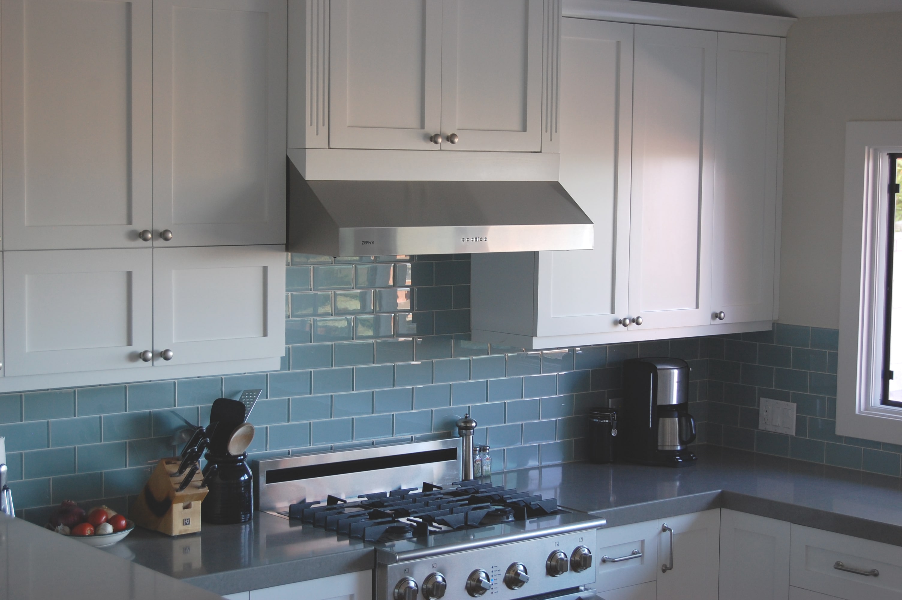 blue-kitchen-backsplash-ideas-with-white-cabinets